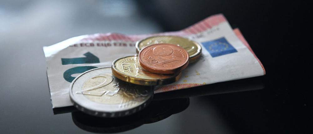 Der gesetzliche Mindestlohn war am Jahresanfang 2025 um 42 Cent auf 12,84 Euro pro Stunde gestiegen.
