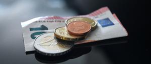 Im Mai hatte der Kanzler eine Erhöhung des Mindestlohns auf 14 Euro und in einem zweiten Schritt auf 15 Euro angeregt.