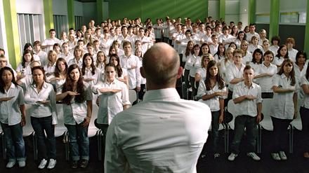 Rainer Wenger (Jürgen Vogel) steht in einer Szene des Films "Die Welle" vor einer Gruppe Schüler (undatierte Filmszene). Basierend auf einem Experiment eines kalifornischen Lehrers im Jahre 1967, erzählt der Film die Geschichte des Lehrers Wenger, der einen verhängnisvollen Versuch startet, um die Behauptung seiner Schüler zu widerlegen, dass ein faschistisches System in der heutigen aufgeklärten Gesellschaft keine Chance hätte. Der Film kommt am 13. März in die deutschen Kinos. Foto: Constantin Filmverleih (zu dpa-Kinostarts vom 06.03.2008 - ACHTUNG: Verwendung nur für redaktionelle Zwecke im Zusammenhang mit der Berichterstattung über diesen Film!) +++ dpa-Bildfunk +++