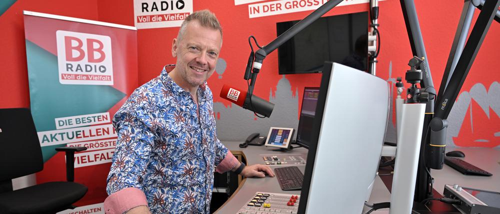 Jens Herrmann war früher Gewichtheber, ist seit 28 Jahren bei BB Radio in Potsdam und spricht dort regelmäßig mit Torsten Sträter über Musik.