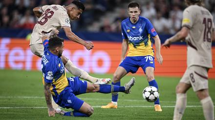 Dynamo Kiew (in Blau-Gelb) spielt demnächst wohl häufig im Hamburger Volksparkstadion.