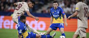 Dynamo Kiew (in Blau-Gelb) spielt demnächst wohl häufig im Hamburger Volksparkstadion.