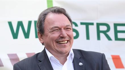 Mario Reiß spricht zu Demoteilnehmenden (Archivbild).