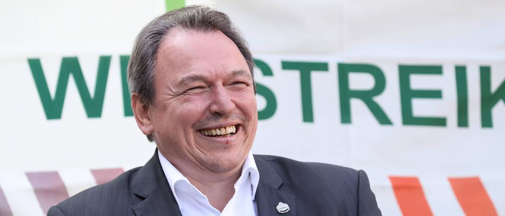 Mario Reiß spricht zu Demoteilnehmenden (Archivbild).