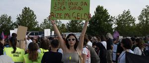 Tausende demonstrierten am Wochenende in Istanbul gegen die Tötung von Straßentieren, die die Regierung in Ankara verfügt hat. 