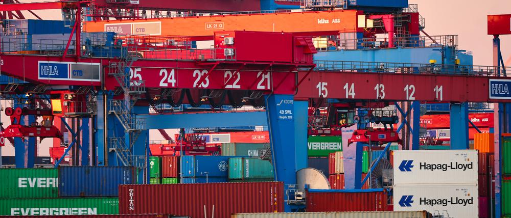 Hamburg: Container werden am Container Terminal Burchardkai (CTB) der Hamburger Hafen und Logistik AG (HHLA) gelagert und verladen. Das IfW senkte erneut die Konjunkturprognose für die deutsche Wirtschaft.