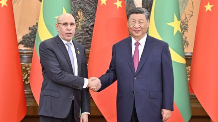 Chinas Staats- und Parteichef Xi Jinping (r.) empfängt den mauretanischen Präsidenten Mohamed Ould Cheikh Ghazouani in der Großen Halle des Volkes.