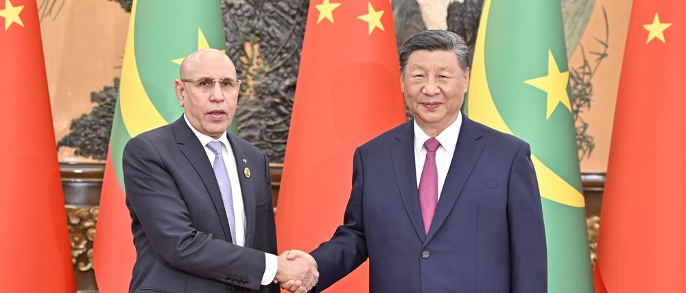 Chinas Staats- und Parteichef Xi Jinping (r.) empfängt den mauretanischen Präsidenten Mohamed Ould Cheikh Ghazouani in der Großen Halle des Volkes.