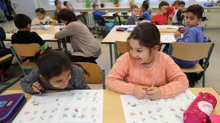 Rostocker Grundschulkinder im Unterricht im Jahr 2017.