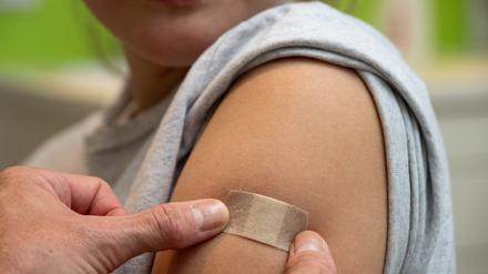 Frühzeitige Vorsorge: Mädchen wie Jungen sollten bereits in jungen Jahren gegen HPV geimpft werden. 