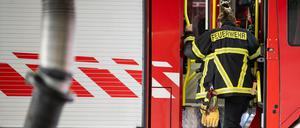 ARCHIV - 30.01.2024, Brandenburg, Potsdam: Eine Feuerwehrfrau steigt während der Vorstellung zur Bilanz von Feuerwehr und Rettungsdienst Potsdam aus einem Einsatzwagen aus. (zu dpa: «77-Jähriger wird bei Wohnungsbrand schwer verletzt») Foto: Sebastian Gollnow/dpa +++ dpa-Bildfunk +++