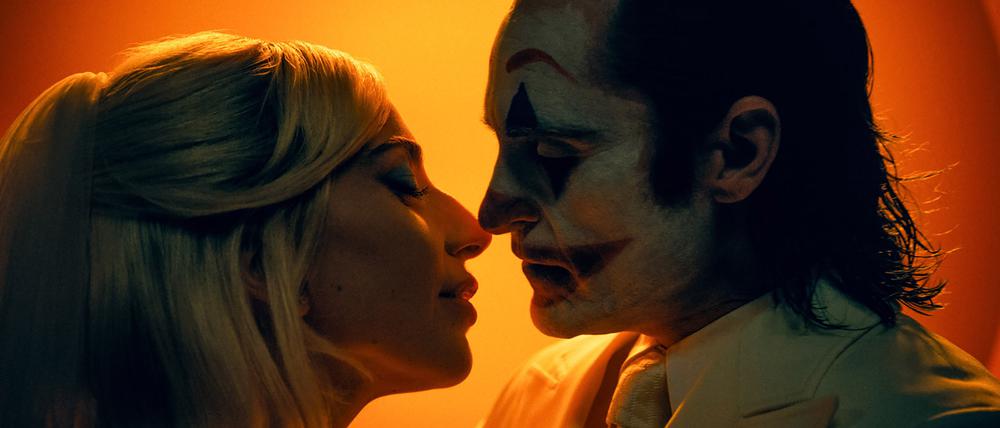 In der geschlossenen Anstalt begegnet Arthur (Joaquin Phoenix) seiner großen Liebe Harley (Lady Gaga).