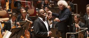 Sänger Lester Lynch und Dirigent Simon Rattle mit dem Symphonieorchester des Bayrischen Rundfunks am 3.9.24 in der Berliner Philharmonie, Foto: Astrid Ackermann