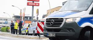 Nordrhein-Westfalen, Bonn: Einsatzkräfte sichern das Areal, nachdem ein Mann zwei ihm bekannte Menschen auf der Straße mit einem Messer angegriffen und verletzt hat.