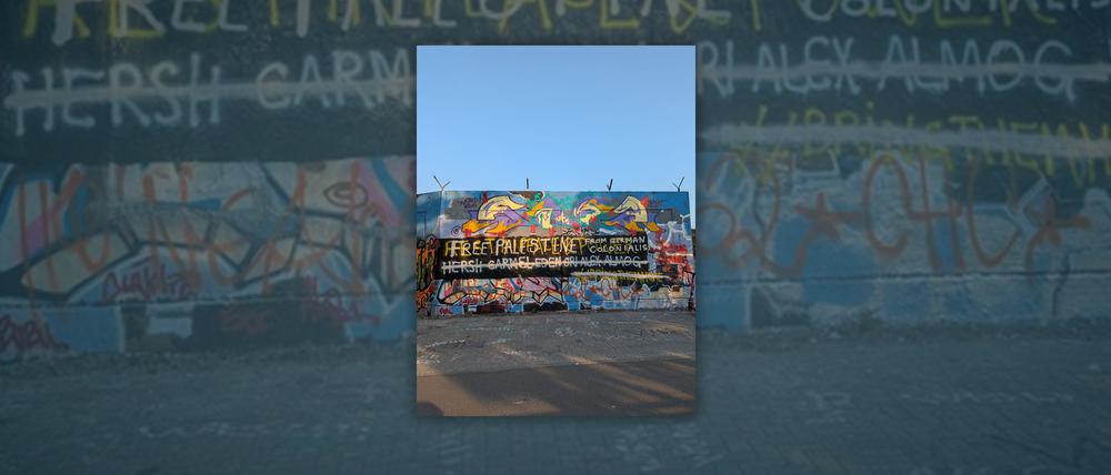 Ein Graffiti in Gedenken an sechs Opfer der Hamas ist in Berlin antisemitisch beschmiert worden.
