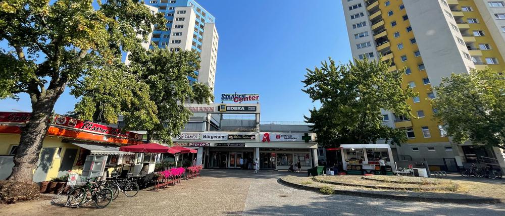 Blick vom Magistratsweg Ecke Obstallee auf das Einkausfzentrum mit den beiden 53 Meter hohen Mietshäusern links und rechts.