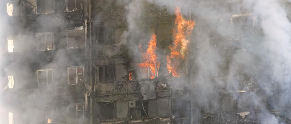 Großbritannien, London: Rauch steigt aus dem Grenfell Tower in London auf. Bei dem Feuerinferno im Wohnhochhaus Grenfell Tower am 14. Juni 2017 in London waren 72 Menschen gestorben. Sieben Jahre nach dem Feuer stellt ein Untersuchungsbericht Behörden und Firmen ein vernichtendes Zeugnis aus.