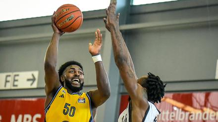 Trevion Williams (links, hier im Testspiel gegen Hamburgs Camron Reece) spielt bei Alba erstmals in der Euroleague.