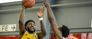 Trevion Williams (links, hier im Testspiel gegen Hamburgs Camron Reece) spielt bei Alba erstmals in der Euroleague.