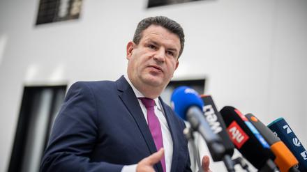 Hubertus Heil (SPD), Bundesminister für Arbeit und Soziales, spricht bei einem Pressestatement zu rentenpolitischen Maßnahmen der Wachstumsinitiative.  