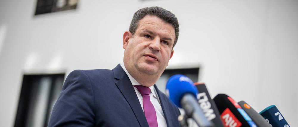 Hubertus Heil (SPD), Bundesminister für Arbeit und Soziales, spricht bei einem Pressestatement zu rentenpolitischen Maßnahmen der Wachstumsinitiative.  