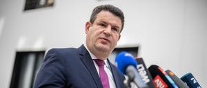 Hubertus Heil (SPD), Bundesminister für Arbeit und Soziales, spricht bei einem Pressestatement.
