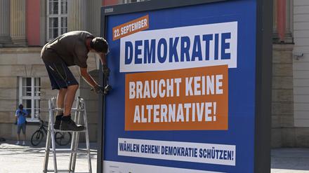 Ein Plakat der Initiative «Brandenburg zeigt Haltung» wird vor dem Brandenburger Landtag auf dem Alten Markt aufgestellt.