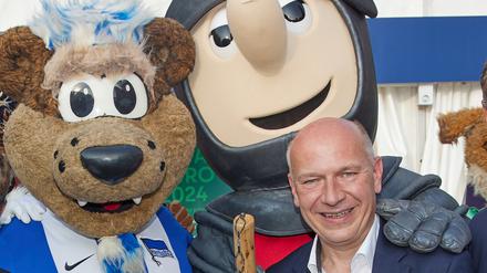 Gute Laune mit Maskottchen: Berlins Regierender Bürgermeister Kai Wegner (r.) beim Hoffest. 