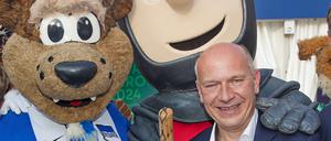 Gute Laune mit Maskottchen: Berlins Regierender Bürgermeister Kai Wegner (r.) beim Hoffest.