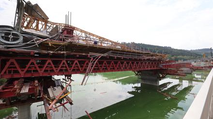 Thüringen, Saaldorf: Ein Kran liegt umgestürzt auf einer Baustelle an der Bleilochtalsperre. An der Bleilochtalsperre in Thüringen ist ein Baukran nahe Bad Lobenstein (Saale-Orla-Kreis) von einer Brücke gestürzt. Ein Toter und mindestens zwei Verletzte wurden bereits gemeldet.