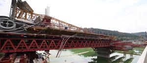 Thüringen, Saaldorf: Ein Kran liegt umgestürzt auf einer Baustelle an der Bleilochtalsperre. An der Bleilochtalsperre in Thüringen ist ein Baukran nahe Bad Lobenstein (Saale-Orla-Kreis) von einer Brücke gestürzt. Ein Toter und mindestens zwei Verletzte wurden bereits gemeldet.