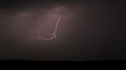 02.09.2024, Bayern, Schongau: Ein Blitz entlädt sich am Himmel über dem nächtlichen Alpenvorland.