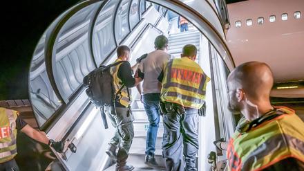 Mit einem Sammelflug sind Menschen aus Berlin abgeschoben worden. (Archivbild) 