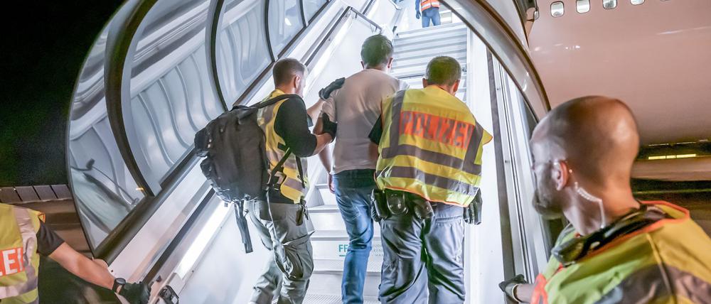 Mit einem Sammelflug sind Menschen aus Berlin abgeschoben worden. (Archivbild)