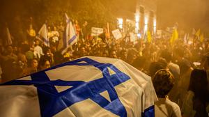 Demonstranten in Tel Aviv versammeln sich hinter einer Sarg-Attrappe. Sie fordern ein Waffenstillstandsabkommen und die sofortige Freilassung der von der Hamas festgehaltenen Geiseln.