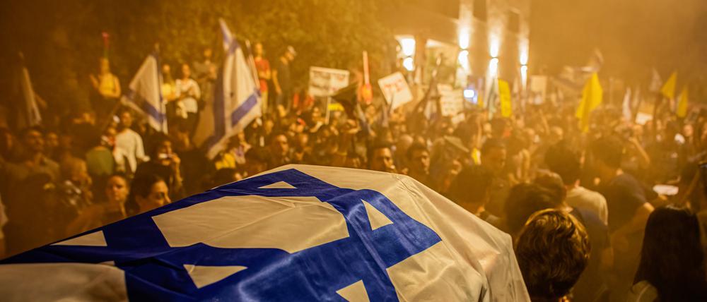 Demonstranten in Tel Aviv versammeln sich hinter einer Sargattrappe. Sie fordern ein Waffenstillstandsabkommen und die sofortige Freilassung der von der Hamas festgehaltenen Geiseln.