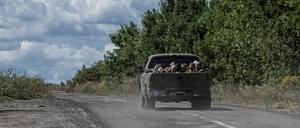 Ukrainische Soldaten in einem Jeep.
