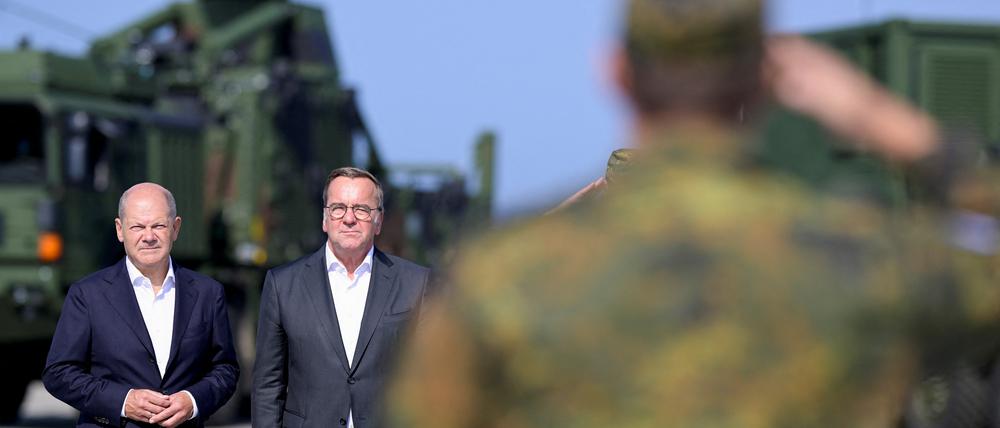 Die Bundeswehr hat am Mittwoch gegenüber Kanzler Olaf Scholz und Verteidigungsminister Boris Pistorius die Einsatzbereitschaft ihres ersten Flugabwehrsystems vom Typ Iris-T erklärt.
