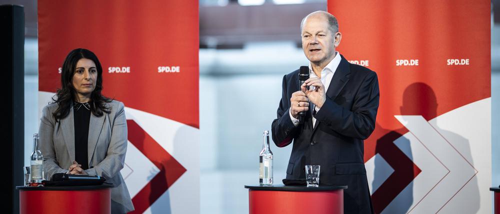 Archiv: Olaf Scholz war schon im September 2021, als er noch  Kanzlerkandidat der SPD war, im Gespräch mit Deutschlands größtem Autobauer. Hier mit Daniela Cavallo, Gesamt- und Konzernbetriebsratsvorsitzende von VW in Wolfsburg.