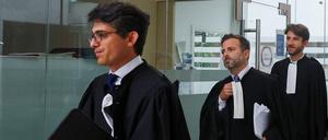 Rechtsanwalt Stephane Babonneau, der das Opfer Gisele P. vertritt, das angeblich von Männern, die von ihrem Ehemann Dominique P. angeworben wurden, unter Drogen gesetzt und vergewaltigt wurde, gefolgt von Antoine Camus, einem weiteren Rechtsanwalt, der das Opfer vertritt, geht am 4. September 2024 durch das Gerichtsgebäude in Avignon, Frankreich. 