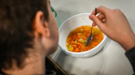 Mit dem Essen des neuen Caterers sind viele Schulen in Berlin nicht zufrieden. 