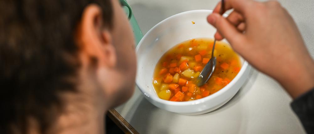 Mit dem Essen des neuen Caterers sind viele Schulen in Berlin nicht zufrieden.