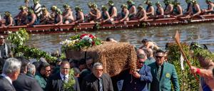 Mit Kanus wurde der Sarg entlang des Waikato River zum heiligen Taupiri Mountain gebracht.