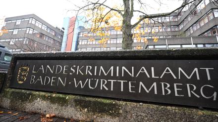 Baden-Württemberg, Stuttgart: „Landeskriminalamt Baden-Württemberg“ steht auf einem Hinweisschild vor dem Gebäude des Landeskriminalamts.
