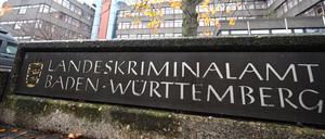 Baden-Württemberg, Stuttgart: „Landeskriminalamt Baden-Württemberg“ steht auf einem Hinweisschild vor dem Gebäude des Landeskriminalamts.