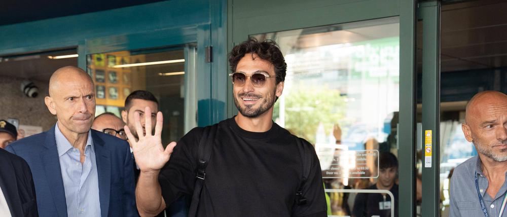 Mats Hummels wurde bei seiner Ankunft am Flughafen Fiumicino von zahlreichen Roma-Fans empfangen.