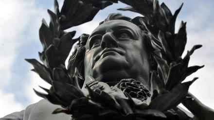 Vor dem Deutschen Nationaltheater in Weimar blickt der Dichterfürst Johann Wolfgang von Goethe als Denkmal auf den Theaterplatz hinab. 