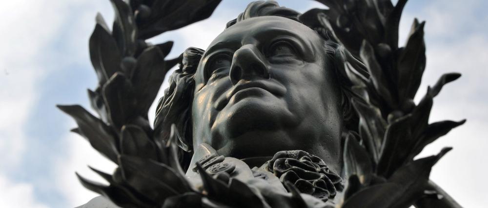 Vor dem Deutschen Nationaltheater in Weimar blickt der Dichterfürst Johann Wolfgang von Goethe als Denkmal auf den Theaterplatz hinab. 