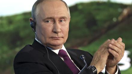 Der russische Präsident Wladimir Putin applaudiert auf der Plenarsitzung des Östlichen Wirtschaftsforum in Wladiwostok.
