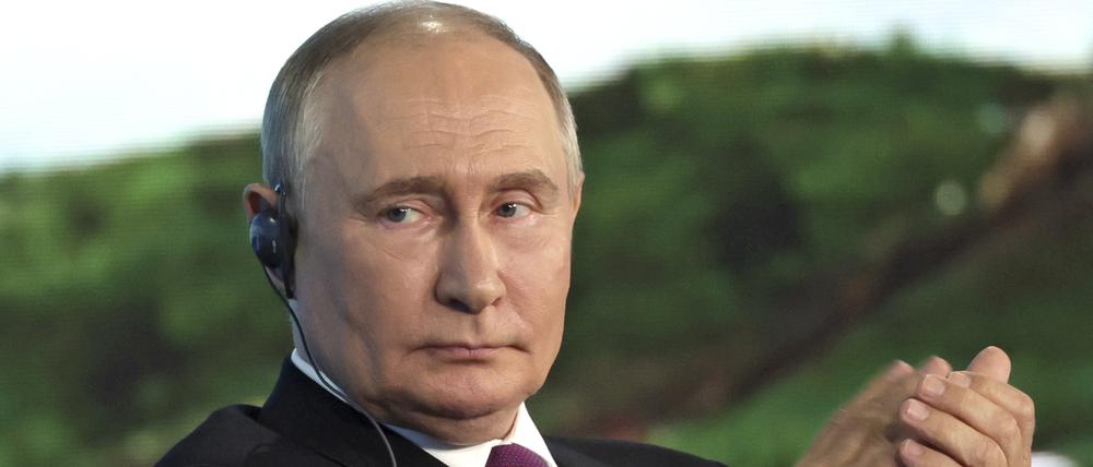 Der russische Präsident Wladimir Putin applaudiert auf der Plenarsitzung des Östlichen Wirtschaftsforum in Wladiwostok.
